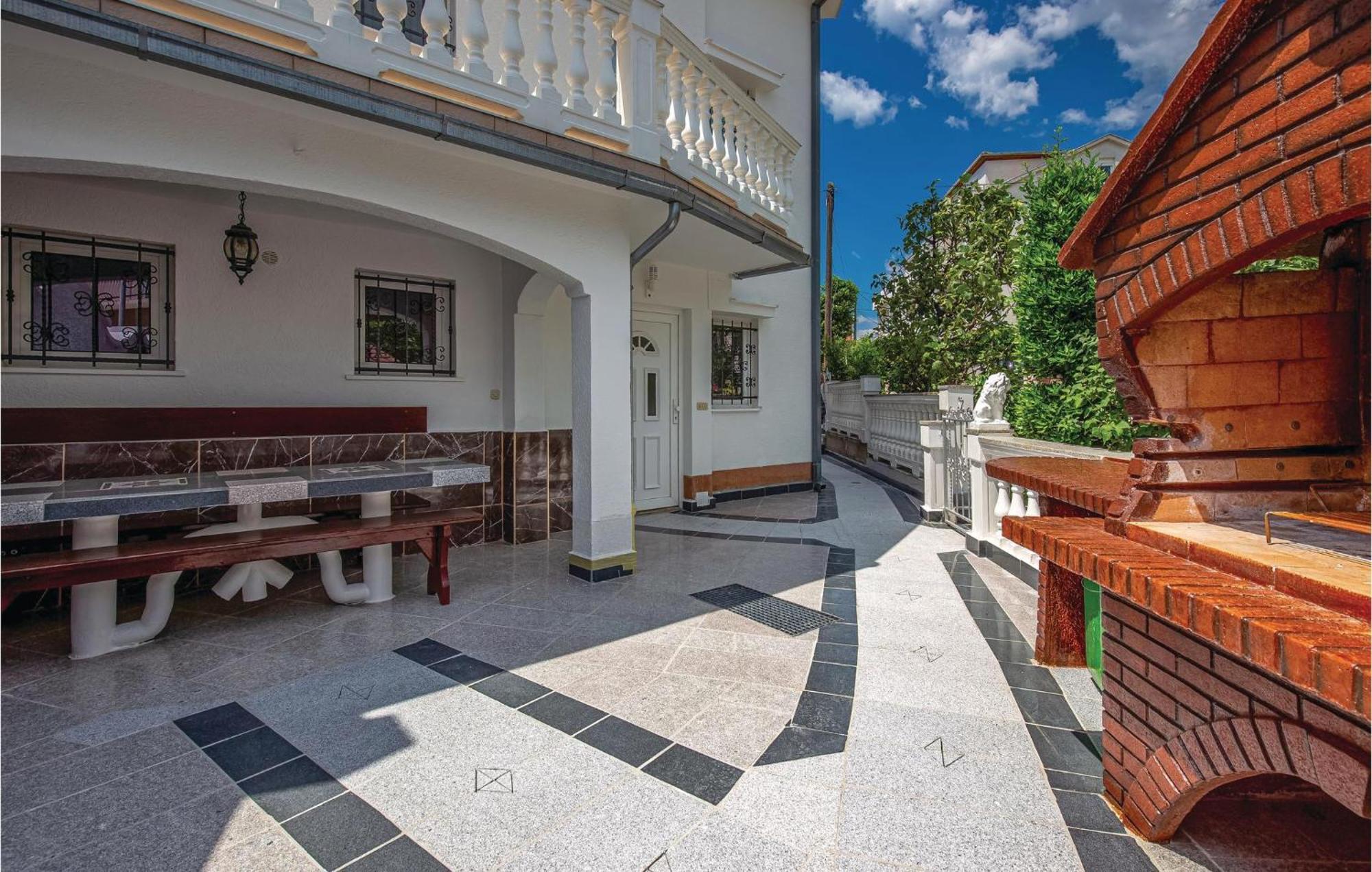1 Bedroom Cozy Apartment In Crikvenica Eksteriør billede
